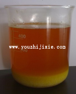 毛油加入磷酸和熱水后，底部黃色的那層是析出來的磷脂